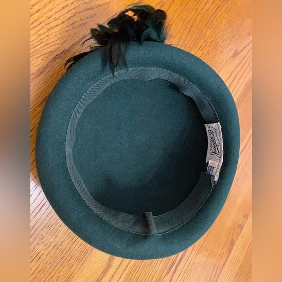 Janyth Roy 1950s Vintage Wool Felt Emerald Green Rolled Bowler Feather Half Hat - Picture 7 of 13